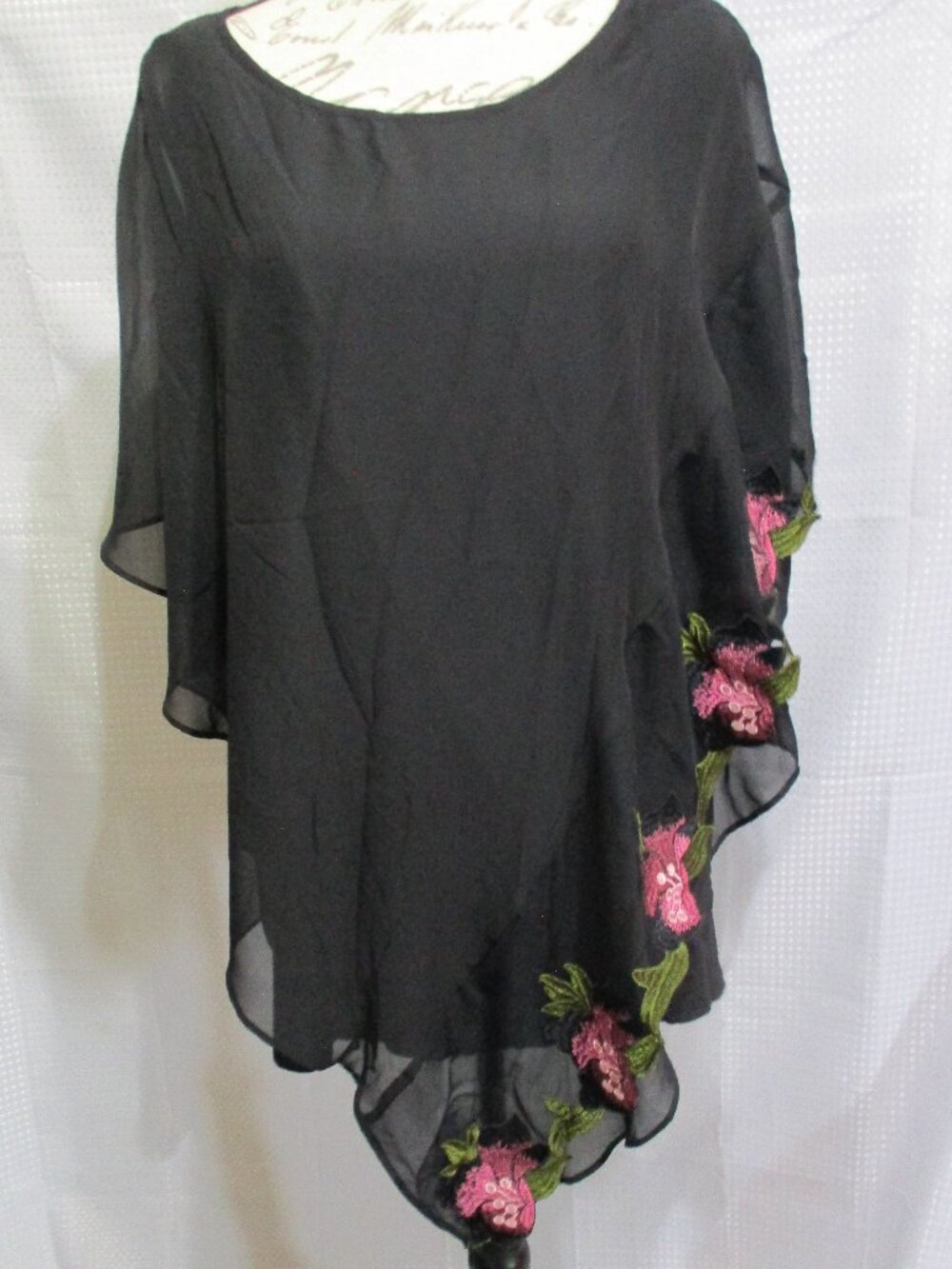 I.N. Studio Black Embroider Floral Overlay Pull Over Triangle Hem Woman's Top 2X